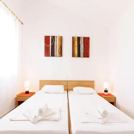 Lumbarda Resort Apartments *