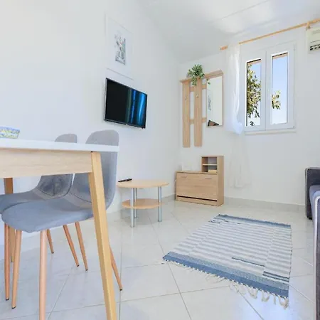 Lumbarda Resort Apartments *